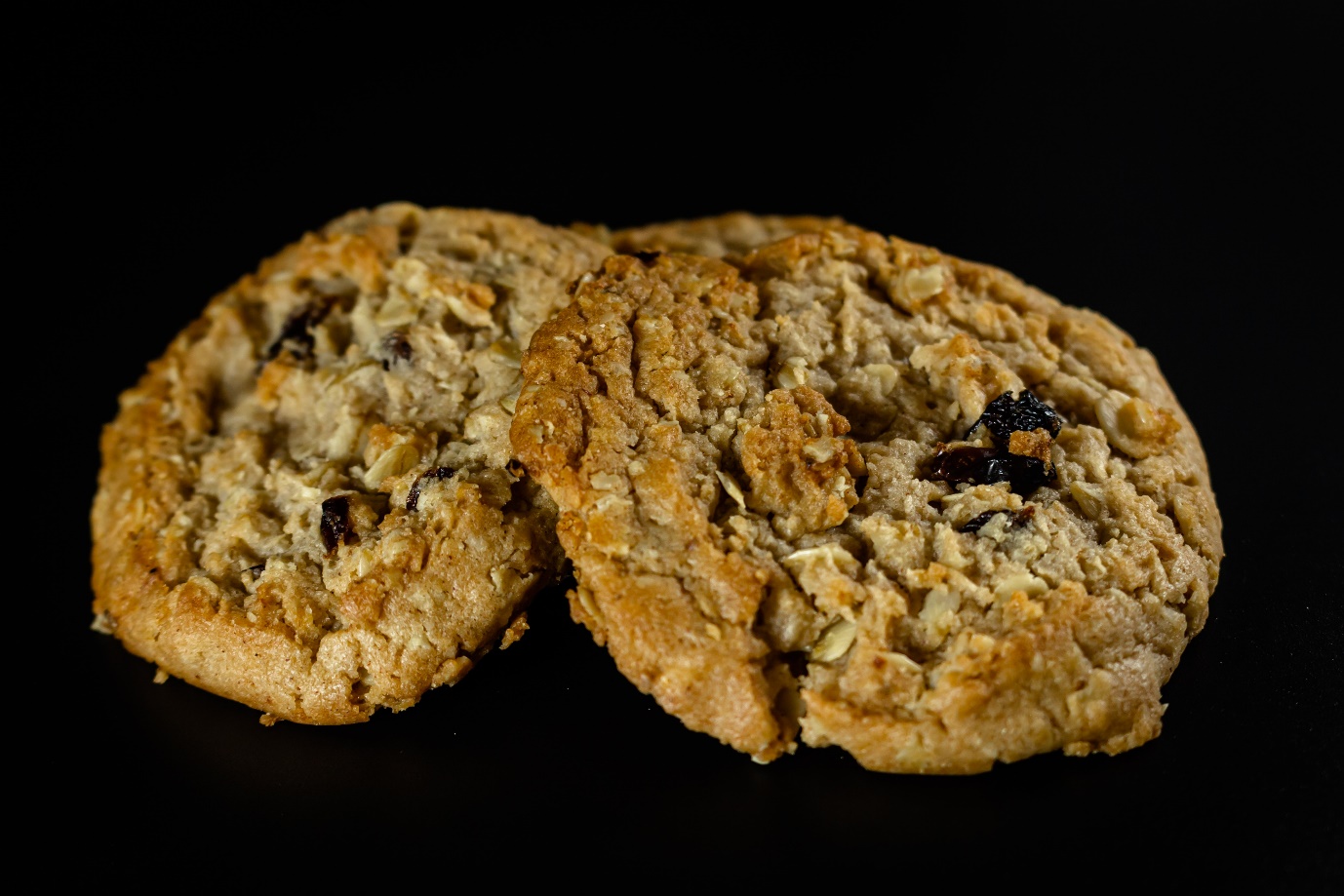 Can Dogs Eat Oatmeal Cookies? Risks & Safety Tips